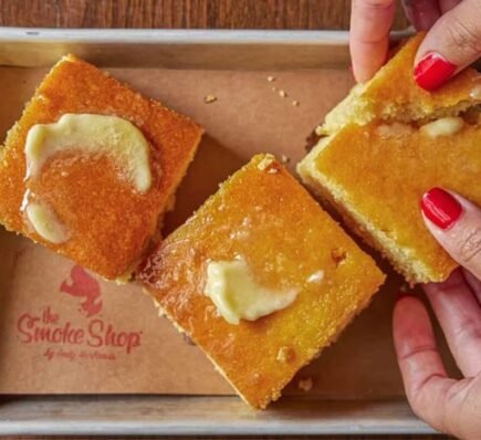 5 Restaurant Chains With the Best Cornbread, According to Chefs