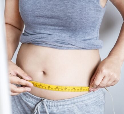 7 causes of belly fat (& how to reduce it)