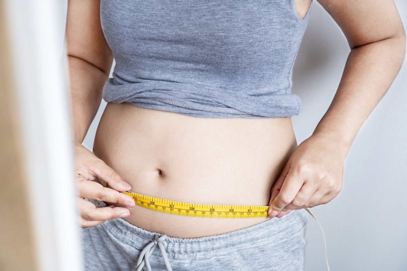 7 causes of belly fat (& how to reduce it)